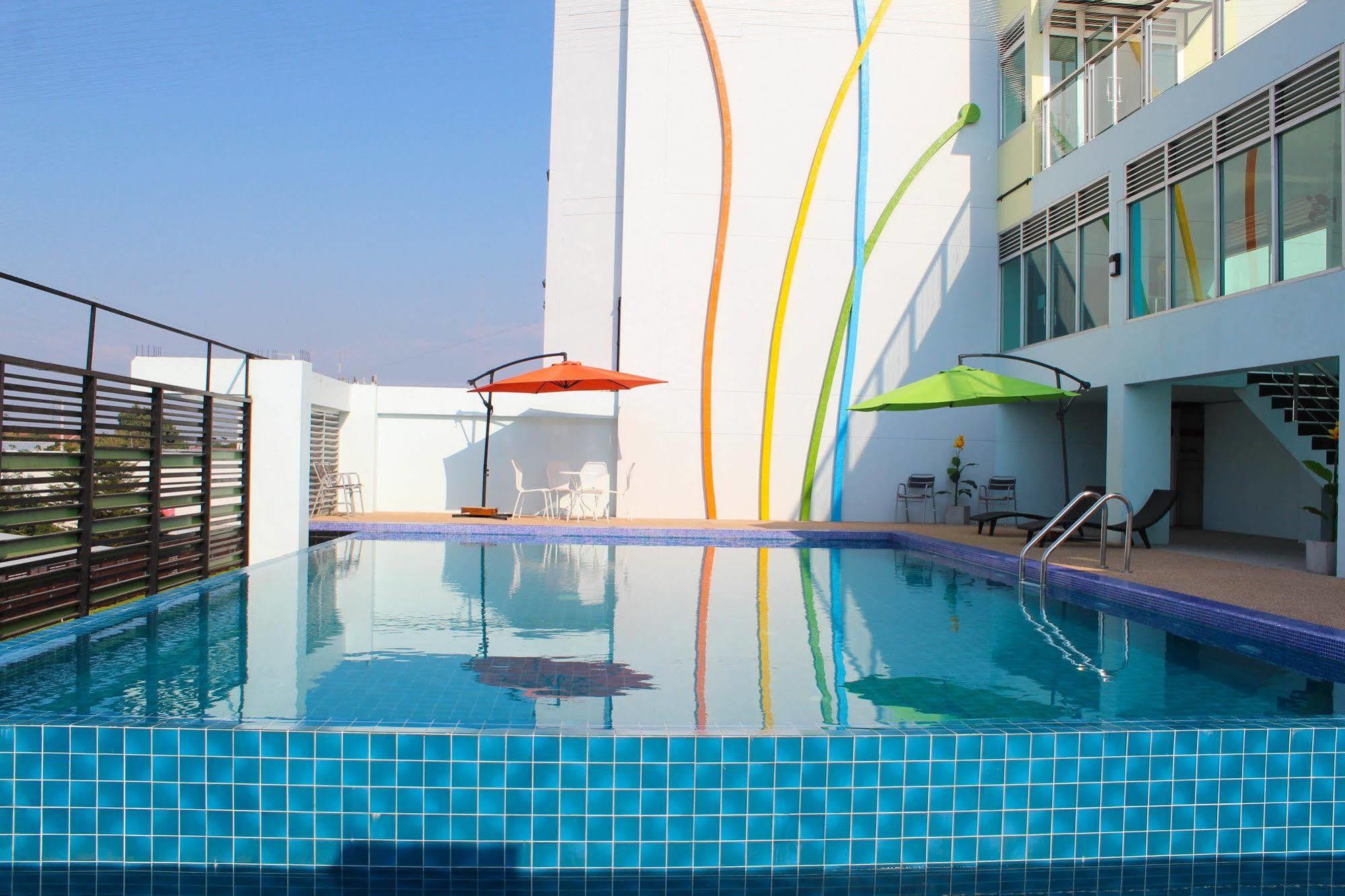 42C The Chic Hotel Накхон Сауан Екстериор снимка