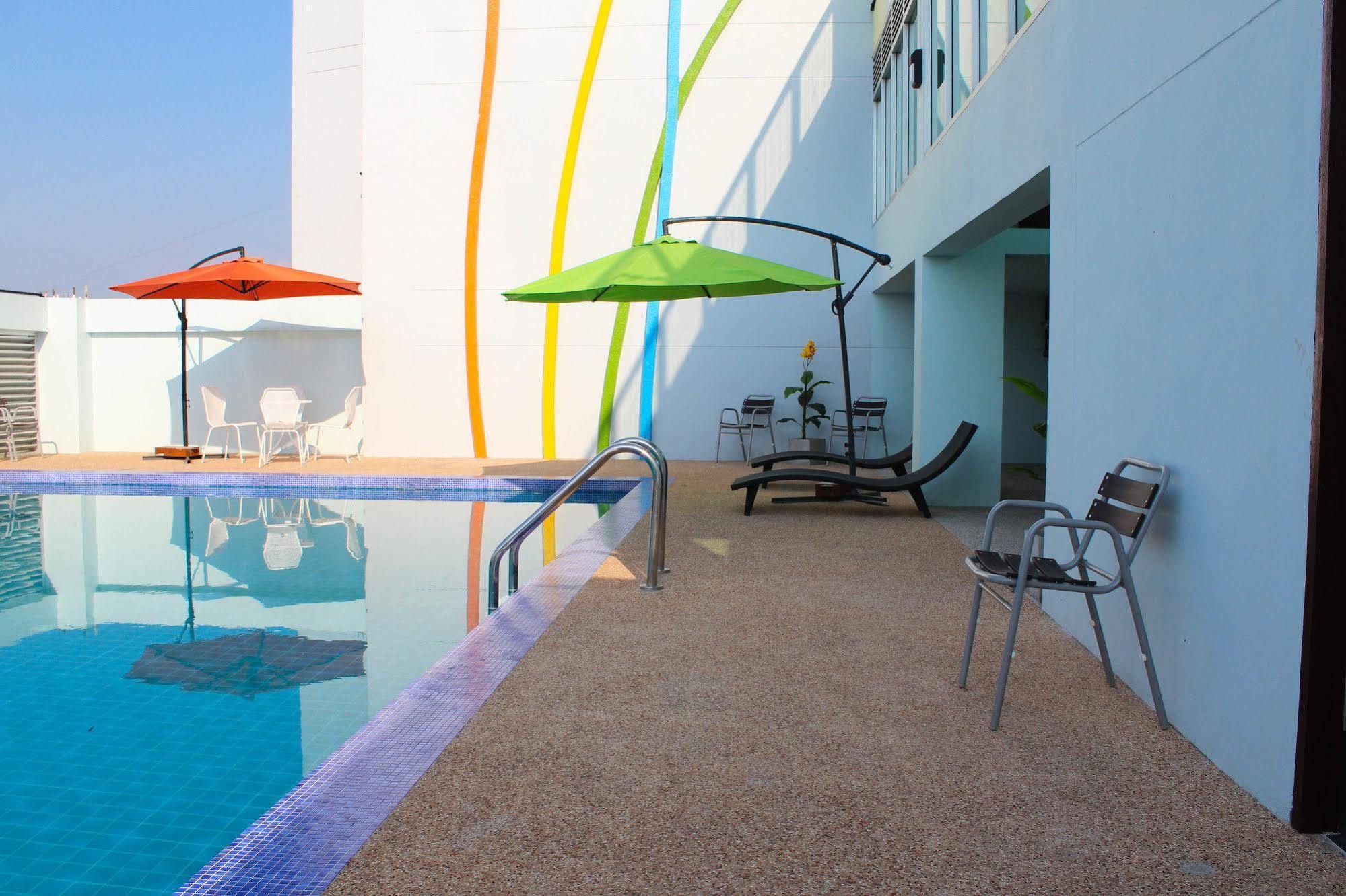 42C The Chic Hotel Накхон Сауан Екстериор снимка