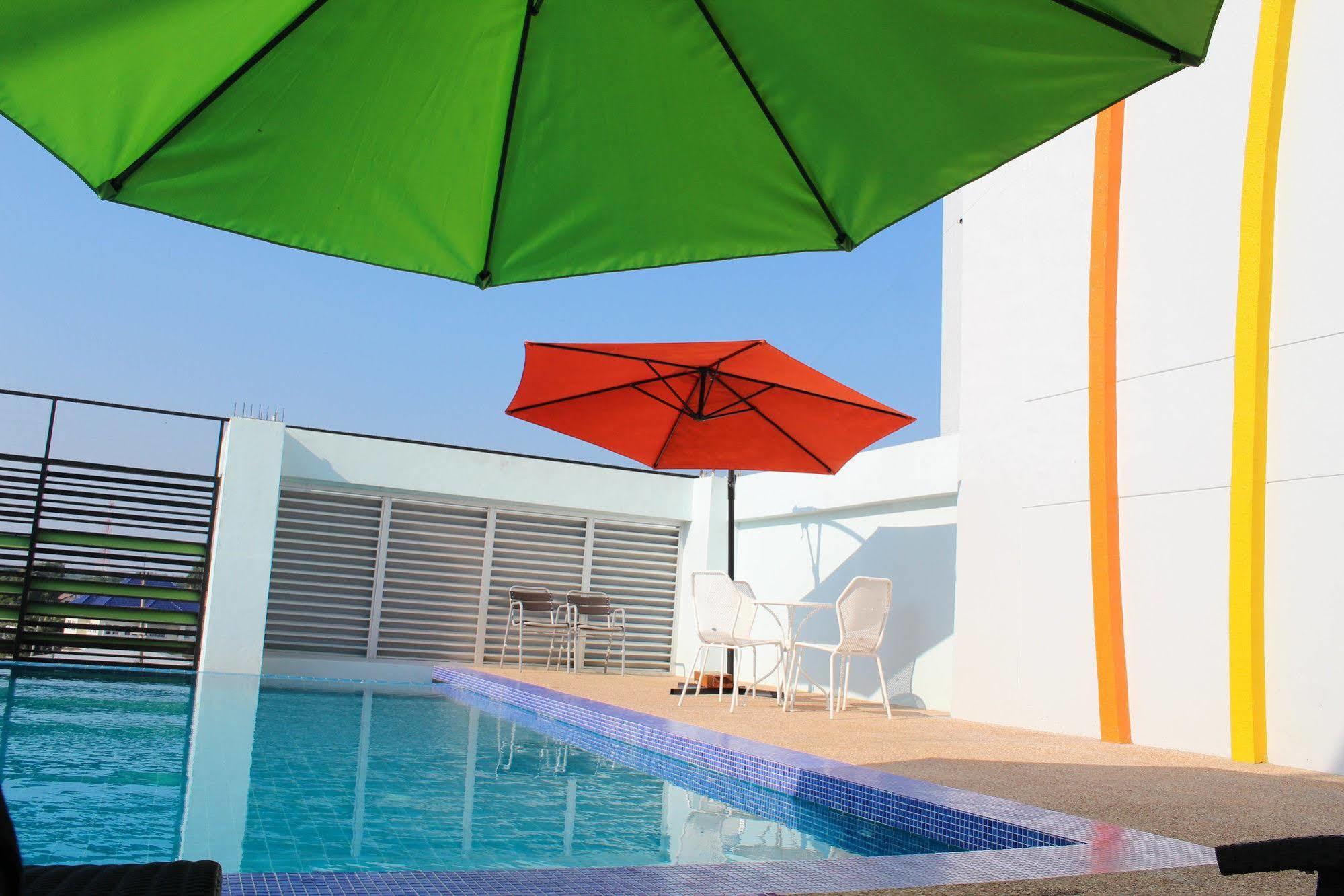 42C The Chic Hotel Накхон Сауан Екстериор снимка